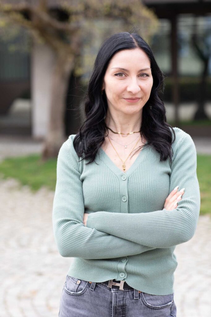 Astrid Dietrich im natürlichen Moment am Schreibtisch, Notizbuch und Laptop — Gründerin Stressfrei Nebenbei