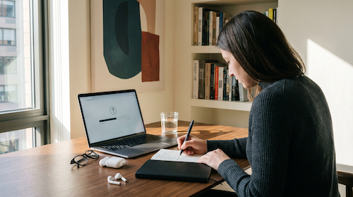 Frau am Laptop im Video-Call mit vier Silhouetten — Online-Gruppencoaching Community